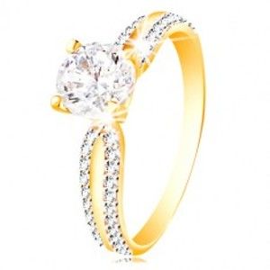 Šperky eshop - Prsteň v 14K zlate - veľký číry zirkón v kotlíku, zirkónové línie na ramenách GG215.29/33 - Veľkosť: 54 mm