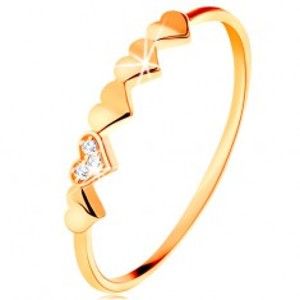 Šperky eshop - Prsteň v 14K žltom zlate - malé ligotavé srdiečka, číre zirkóniky GG133.03/22/26 - Veľkosť: 52 mm