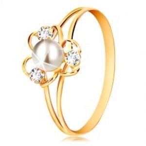 Šperky eshop - Prsteň v 9K žltom zlate - kvet s tromi lupienkami, bielou perlou a čírymi zirkónmi GG52.40/41 - Veľkosť: 51 mm