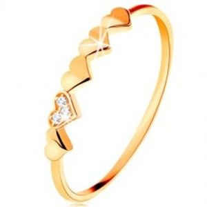 Šperky eshop - Prsteň v 9K žltom zlate - malé ligotavé srdiečka, číre zirkóniky GG119.40/GG119.44/46 - Veľkosť: 52 mm