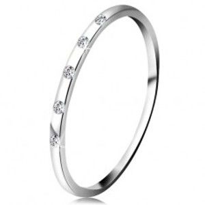 Šperky eshop - Prsteň v bielom 14K zlate - päť drobných čírych diamantov, tenká obrúčka BT181.01/08 - Veľkosť: 50 mm