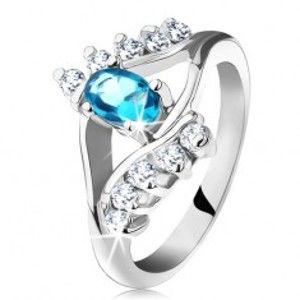 Šperky eshop - Prsteň v striebornej farbe, akvamarínový oválny zirkón, línia čírych zirkónov G11.26 - Veľkosť: 52 mm