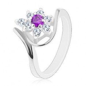 Šperky eshop - Prsteň v striebornej farbe, asymetrické ramená, fialovo-číry zirkónový kvet G07.12 - Veľkosť: 49 mm