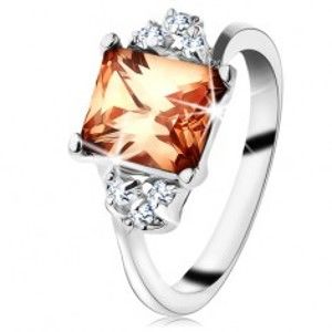 Šperky eshop - Prsteň v striebornej farbe, obdĺžnikový oranžový zirkón, číre zirkóniky AC15.30 - Veľkosť: 48 mm