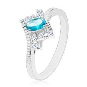 Šperky eshop - Prsteň v striebornej farbe, oválny svetlomodrý zirkón, zárezy na ramenách G02.01 - Veľkosť: 50 mm