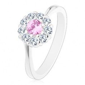 Šperky eshop - Prsteň v striebornej farbe, ružovo-číry zirkónový kvietok, lesklé ramená R43.29 - Veľkosť: 59 mm