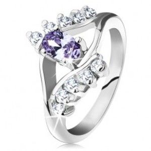 Šperky eshop - Prsteň v striebornej farbe, svetlofialový oválny zirkón, číre zirkónové línie G12.24 - Veľkosť: 57 mm