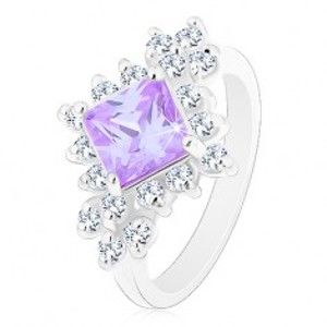 Šperky eshop - Prsteň v striebornej farbe, svetlofialový štvorcový zirkón, okrúhle číre zirkóny R43.19 - Veľkosť: 49 mm
