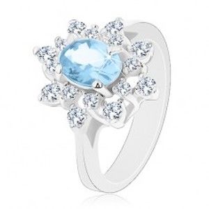 Šperky eshop - Prsteň v striebornej farbe, svetlomodrý oválny zirkón, číre zirkónové lupene G04.17 - Veľkosť: 55 mm