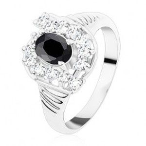 Šperky eshop - Prsteň v striebornej farbe, vrúbkované ramená, čierny ovál, číre zirkóny S15.05 - Veľkosť: 59 mm