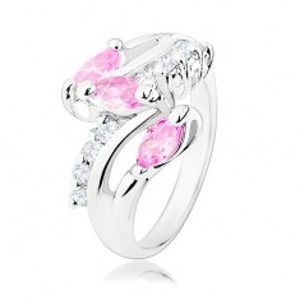 Šperky eshop - Prsteň v striebornom odtieni, číre zirkónové línie, ružové brúsené zrniečka K7.19 - Veľkosť: 53 mm
