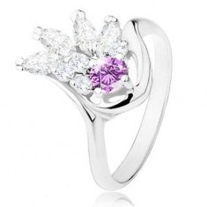 Šperky eshop - Prsteň v striebornom odtieni, fialový zirkón, číry zirkónový vejárik R31.25 - Veľkosť: 55 mm