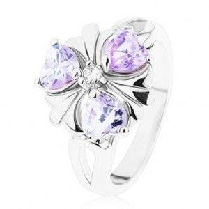 Šperky eshop - Prsteň v striebornom odtieni, kvietok s fialovými zirkónovými srdiečkami R38.28 - Veľkosť: 52 mm