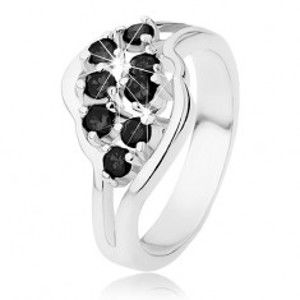 Šperky eshop - Prsteň v striebornom odtieni, lesklé rozdelené ramená, čierne zirkóniky R32.2 - Veľkosť: 53 mm