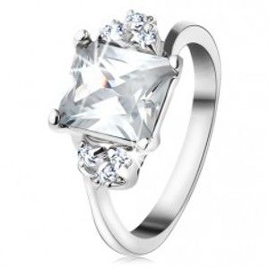 Šperky eshop - Prsteň v striebornom odtieni, obdĺžnikový číry zirkón, trojica drobných zirkónikov G10.27 - Veľkosť: 50 mm