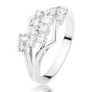 Šperky eshop - Prsteň v striebornom odtieni, rozdelené ramená, cik-cak línia čírych zirkónov R41.17 - Veľkosť: 52 mm