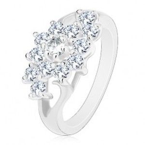 Šperky eshop - Prsteň v striebornom odtieni, rozdelené ramená, kvet z čírych zirkónov R42.21 - Veľkosť: 60 mm