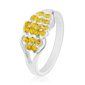 Šperky eshop - Prsteň v striebornom odtieni, rozdelené ramená, okrúhle žlté zirkóniky AC24.06 - Veľkosť: 54 mm