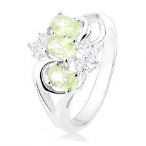 Šperky eshop - Prsteň v striebornom odtieni, rozdelené ramená, zelené ovály, číre zirkóniky R33.31 - Veľkosť: 49 mm