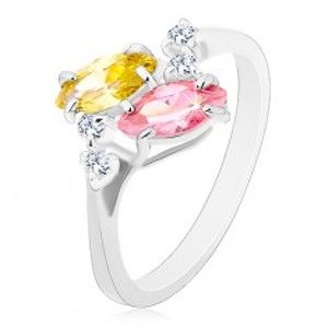 Šperky eshop - Prsteň v striebornom odtieni, ružové a žlté zirkónové zrnká, číre zirkóniky R48.2 - Veľkosť: 56 mm