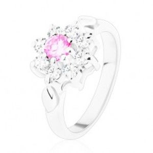 Šperky eshop - Prsteň v striebornom odtieni, ružovo-číry zirkónový kvet, lístočky V09.03 - Veľkosť: 52 mm