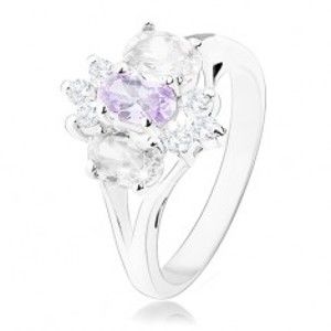 Šperky eshop - Prsteň v striebornom odtieni s rozdelenými ramenami, fialovo-číry kvet R34.22 - Veľkosť: 57 mm