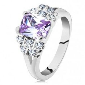 Šperky eshop - Prsteň v striebornom odtieni s rozvetvenými ramenami, svetlofialový zirkón G11.18 - Veľkosť: 56 mm