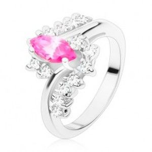 Šperky eshop - Prsteň v striebornom odtieni s ružovým zrnkom a čírymi zirkónmi, zahnuté ramená R48.26 - Veľkosť: 49 mm