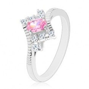 Šperky eshop - Prsteň v striebornom odtieni s vrúbkovanými ramenami, ružový ovál, číre zirkóny G02.19 - Veľkosť: 60 mm