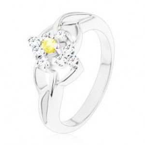 Šperky eshop - Prsteň v striebornom odtieni so žltým okrúhlym zirkónom, číry zirkónový lem V12.13 - Veľkosť: 49 mm