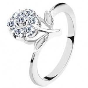 Šperky eshop - Prsteň v striebornom odtieni, úzke ramená, trblietavý zirkónový kvet čírej farby G11.03 - Veľkosť: 55 mm