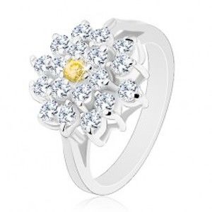 Šperky eshop - Prsteň v striebornom odtieni, veľký zirkónový kvet čírej farby, žltý stred R30.14 - Veľkosť: 50 mm