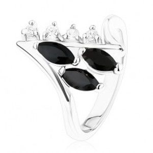 Šperky eshop - Prsteň v striebornom odtieni, zahnuté konce ramien, číre a čierne zirkóny R41.6 - Veľkosť: 49 mm