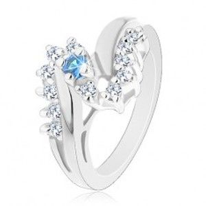 Šperky eshop - Prsteň v striebornom odtieni, zahnuté ramená, zirkóny čírej a svetlomodrej farby G14.11 - Veľkosť: 54 mm