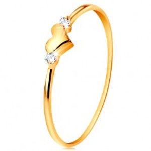 Šperky eshop - Prsteň v žltom 14K zlate - dva číre zirkóny a lesklé vypuklé srdiečko GG188.77/81 - Veľkosť: 60 mm
