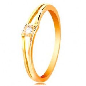 Šperky eshop - Prsteň v žltom 14K zlate - okrúhly číry zirkón v kosoštvorci, rozdelené ramená GG201.01/07 - Veľkosť: 60 mm