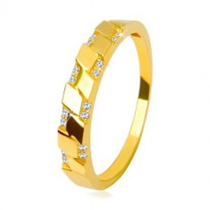 Šperky eshop - Prsteň v žltom 14K zlate - trblietavé okrúhle zirkóniky, motív kosoštvorcov GG230.30/35 - Veľkosť: 56 mm