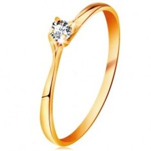 Šperky eshop - Prsteň v žltom 14K zlate - trblietavý číry briliant v lesklom vyvýšenom kotlíku BT179.80/88 - Veľkosť: 53 mm