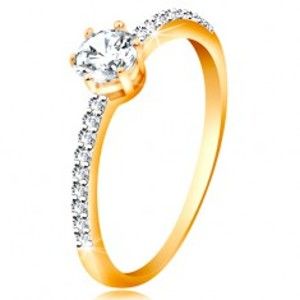 Šperky eshop - Prsteň v žltom 14K zlate - trblietavý číry zirkón v kotlíku, zirkónové ramená GG192.45/51 - Veľkosť: 60 mm
