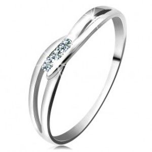 Šperky eshop - Prsteň z bieleho zlata 585 - tri okrúhle diamanty čírej farby, rozdelené ramená BT161.03/160.52/56 - Veľkosť: 59-60 mm