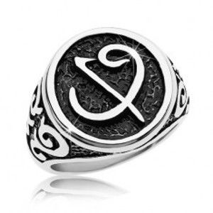 Šperky eshop - Prsteň z chirurgickej ocele - čierna pečať so symbolom, ornamenty na ramenách AB35.13 - Veľkosť: 60 mm