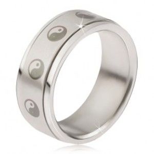 Šperky eshop - Prsteň z chirurgickej ocele - matná točiaca sa obruč, potlač Jin a jang BB17.14 - Veľkosť: 69 mm