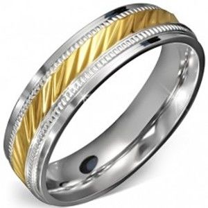 Šperky eshop - Prsteň z chirurgickej ocele - stred zlatej farby so zárezmi a ozdobným rámom E5.7 - Veľkosť: 52 mm
