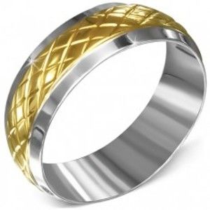 Šperky eshop - Prsteň z chirurgickej ocele, striebornej farby s kosoštvorcovým pásom zlatej farby BB4.14 - Veľkosť: 59 mm