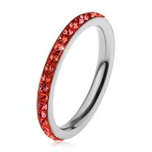 Šperky eshop - Prsteň z chirurgickej ocele striebornej farby, zirkóniky v svetločervenom odtieni H3.3 - Veľkosť: 49 mm