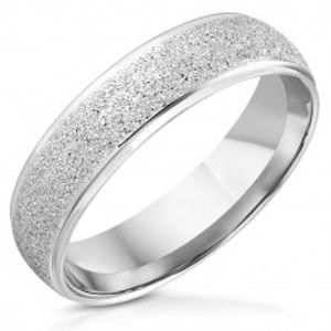 Šperky eshop - Prsteň z nehrdzavejúcej ocele - lesklé hrany, trblietavý pieskovaný pás K11.12 - Veľkosť: 65 mm