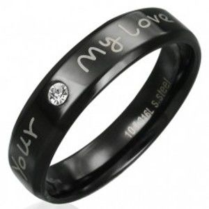 Šperky eshop - Prsteň z ocele - čierny s vyznaním lásky a čírym zirkónom B6.02 - Veľkosť: 55 mm