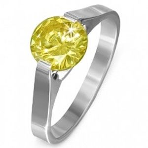 Šperky eshop - Prsteň z ocele - kameň v žltej farbe "November", postranné úchyty E5.8 - Veľkosť: 55 mm