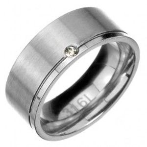 Šperky eshop - Prsteň z ocele - matný pás s lesklým zárezom a zirkónom na okraji C22.9 - Veľkosť: 62 mm