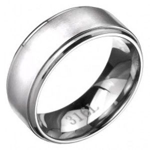 Šperky eshop - Prsteň z ocele - obrúčka s matným pásom striebornej farby, lesklé okraje H3.13 - Veľkosť: 57 mm